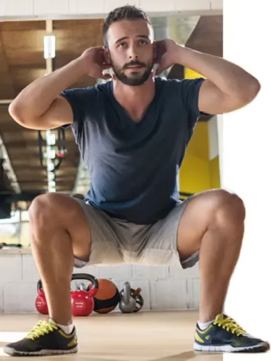 Hombre joven haciendo ejercicio para mejorar la forma y el tono corporal