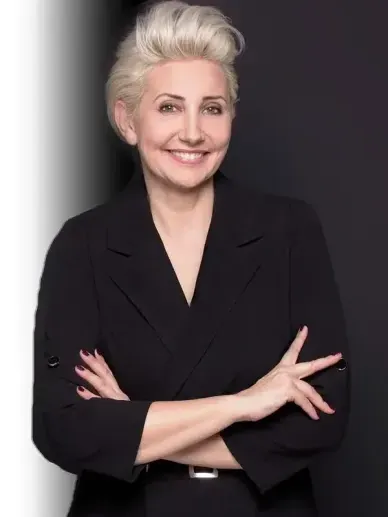 Middle-aged woman with a natural and happy appearance