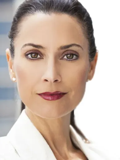Retrato de una mujer de mediana edad con rasgos faciales naturales