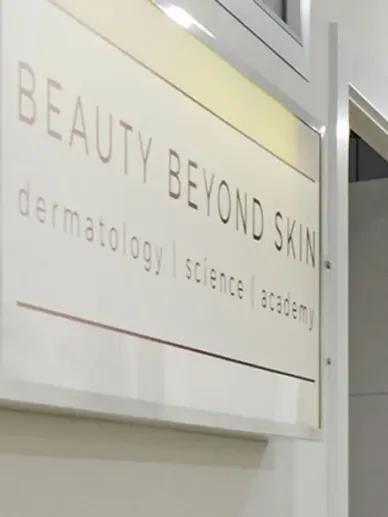 Rótulo luminoso con el texto «Beyond Beauty Skin» en Ocean Clinic Marbella