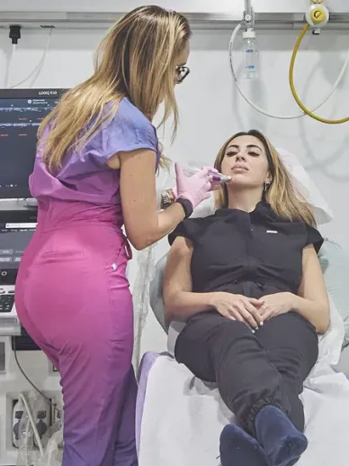La doctora Gabriela Casabona trata a un paciente utilizando la tecnología más avanzada.