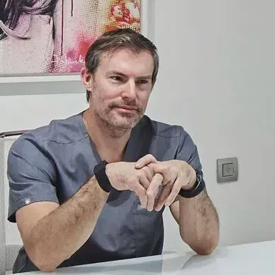 Dr. Kai O. Kaye, cirujano plástico, fundador y director médico de Ocean Clinic Marbella