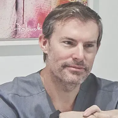 Consulta inicial con cirujano plástico para aumento de pecho